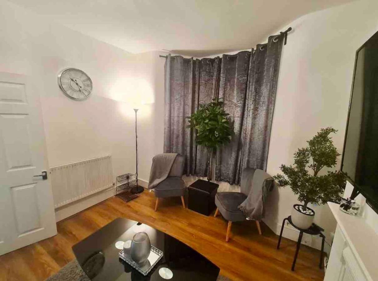 L A Place Croydon, London Βίλα Norwood Εξωτερικό φωτογραφία